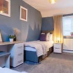 Sleeps 6, 3 Bedroom House With Private Parking By Eagle Owl Property