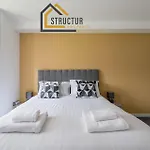 Modern 3 Bedroom Apt Near City Centre Parking Included