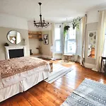 Bright And Cosy, Central 3 Bedroom Home