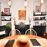 Bright And Cosy, Central 3 Bedroom Home