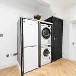 6 Bedroom, 6 Ensuite, 6 Kitchinettes Entire House