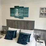 5 Bed, 5 Bath New Refurbishment For 2024. Sleeps 16, 60 Yds Beach & Harbour