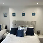 5 Bed, 5 Bath New Refurbishment For 2024. Sleeps 16, 60 Yds Beach & Harbour