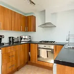 Victoria Cottage-Seconds To Beach-Pet Friendly- Easy Parking- Self Check In-Sleep 6 People-Minutes Walk To All Amenities