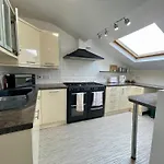 Impeccable 2-Bed Apartment In Scarborough