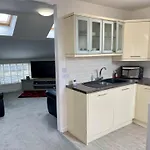 Impeccable 2-Bed Apartment In Scarborough
