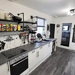 Luxury House Room To Rent In A 4-Bed House With Parking Short Lets 