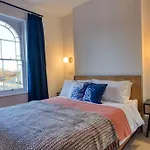 The Lookout - Stylish Penthouse With Sea Views