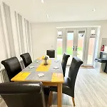 Home Centrally Located In Folkestone, Great Location For Families Or Workers