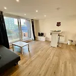 Bournemouth Bh1 Balcony With Parking Apartment