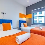 3 Bedroom 2 Bathroom I Super Central Location I Sleep 9 Guests