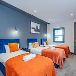 3 Bedroom 2 Bathroom I Super Central Location I Sleep 9 Guests