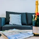 Pristine 3-Bed Home In Anfield By 53 Degrees Property, Ideal For Big Groups & Business, Free Parking!