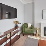 Cosy Coastal Apartment 1