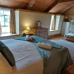 Kitts Cottage Redruth, King Size Bed, Woodburner
