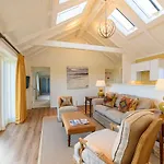 Fenton Lodge