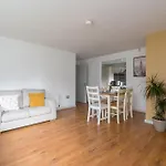 Modern 3 Bedroom Apt Near City Centre Parking Included