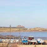 4 Bed In Seahouses Cn074