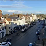 Leeward House -Amazing Sea Views, Parking,High Street Location, Wifi