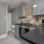 Newcombe House - Air Host & Stay - Free Parking