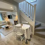 The Hut- Private 1 Bed Guesthouse In Lymington Town Centre, Garden & Parking