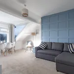 Cosy Coastal Apartment