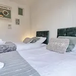 Beautiful Spacious Four Bedroom House With Parking For 2 Cars, 5 Minute Walk To Southend Station