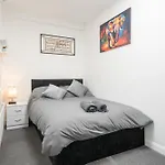 Large Central Apartment - Free Nearby Parking