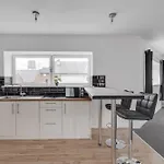Large Central Apartment - Free Nearby Parking