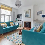 Spacious Coastal Cottage Close To Beach - Bailey Cottage