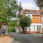 New Ground Floor Apartment, 4 Mins Walk To Beach