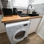 Seaside Retreat: Luxury 1-Bed, Free Parking