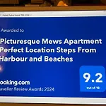 Picturesque Mews Apartment Perfect Location Steps From Harbour And Beaches