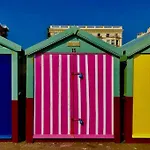 Central Hove Large 2 Bedroom Private Residence With Parking & Beach Hut