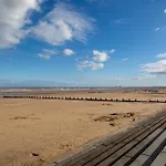 Spacious 4-Bedroom Seaside Haven With Breathtaking Sea Views In Dymchurch