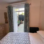 Homely Garden Apartment, Newly Refurbished - Sleeps Four