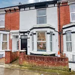 Easter Special Offer!! Spacious & Stylish 3-Br House, Central Portsmouth Sleeps 6, Parking - By Blue Puffin Stays