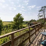 Coastal Cabin, Spectacular Views, Doorstep Woodland Walks, Sea 5 Mins