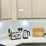 Central Brighton Apartment - 5 Min Walk From Beach And Pier And Within Walking Distance Of The Train Station - Sleeps Up To 6 Guests!