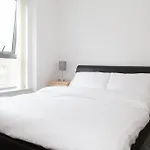 Serviced Apartment In Liverpool City Centre - Free Parking - Balcony - By Happy Days