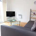 Serviced Apartment In Liverpool City Centre - Free Parking - Balcony - By Happy Days