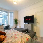 Rooms With Netflix In A Shared Accommodation, 10 Min Walk From The Stadium