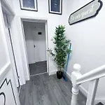 Cosy Flat By Anfield: 5 Minutes From The Stadium!
