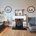 Spacious 2 Bed Apt Next To Royal Mile & Waverley