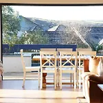 Stunning 4 Bedroom Home With Wild Spa, Gym & Hot Tub