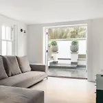 3 Bedroom, 3 Bathroom Large Flat With Sea Views!
