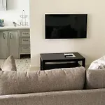 Beautiful 1 Bed Annex, Near Beach And Shops
