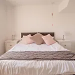 4 Bed In Newport 90249