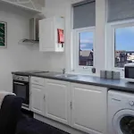 Beautiful Apartment 5 - Free Parking & Long Stays