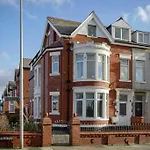 Beautiful Apartment 5 - Free Parking & Long Stays